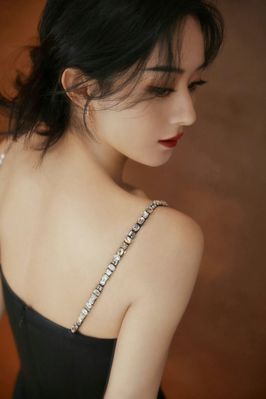 黑裙璀璨,赵丽颖吊带裙开叉设计尽显曼妙,镶钻点缀增添奢华感