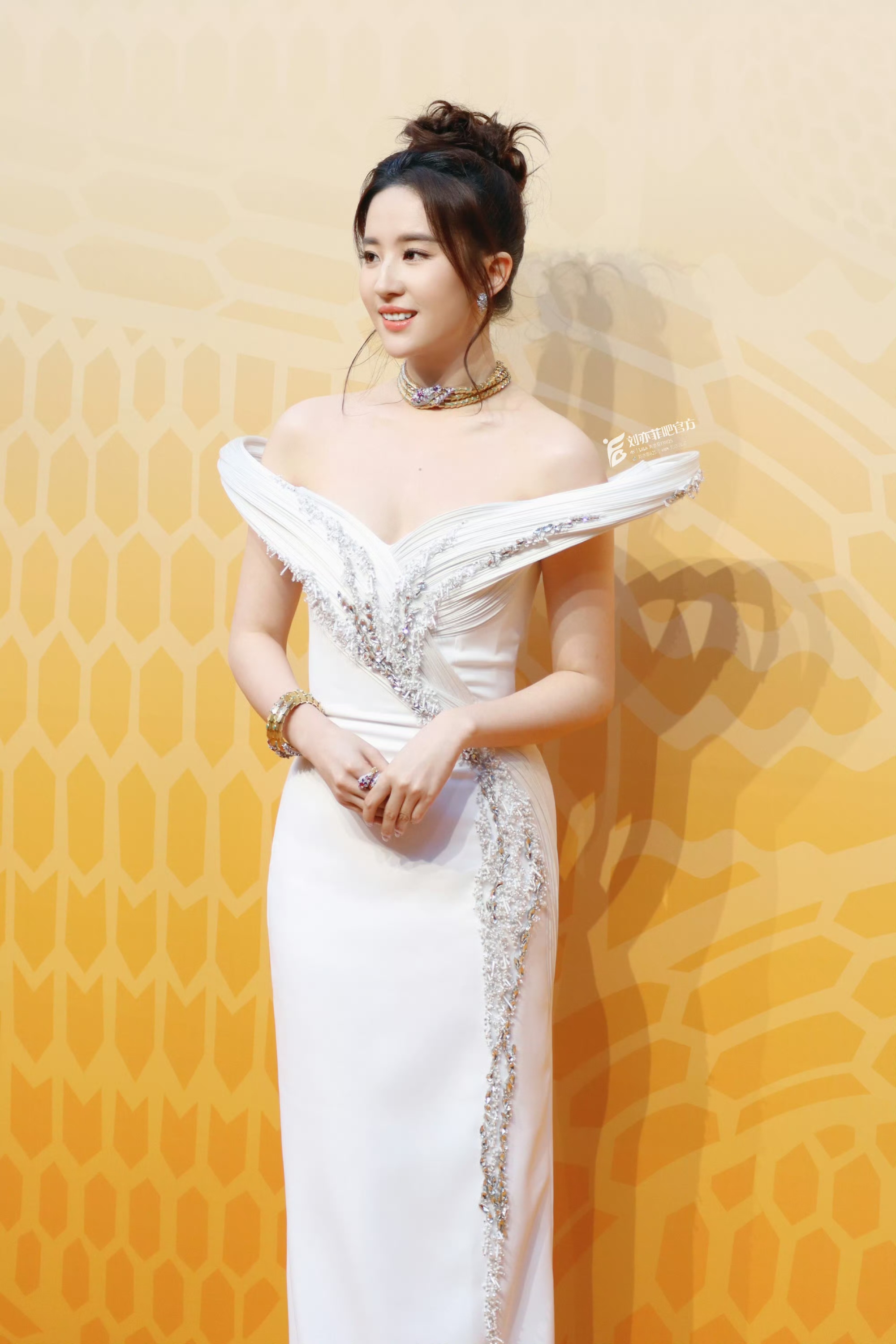 刘亦菲上次白玉兰还是溜肩,这次又是直角肩了,明星真的是收放自如