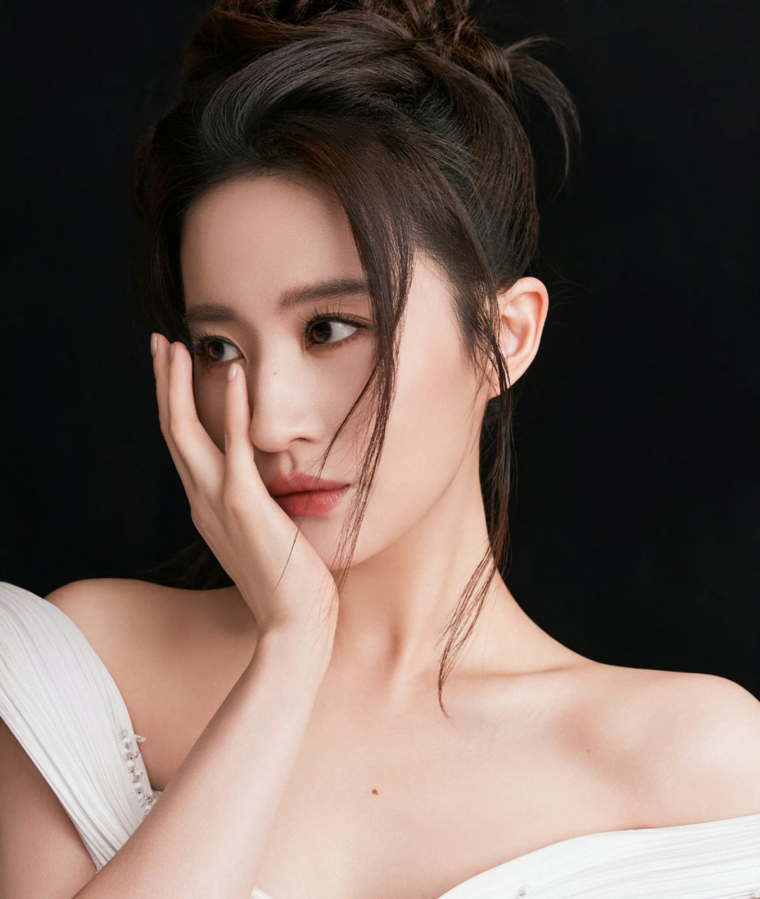 神仙姐姐刘亦菲,身着gaurav gupta 高定,惊艳亮相宝格丽艺术展,白裙