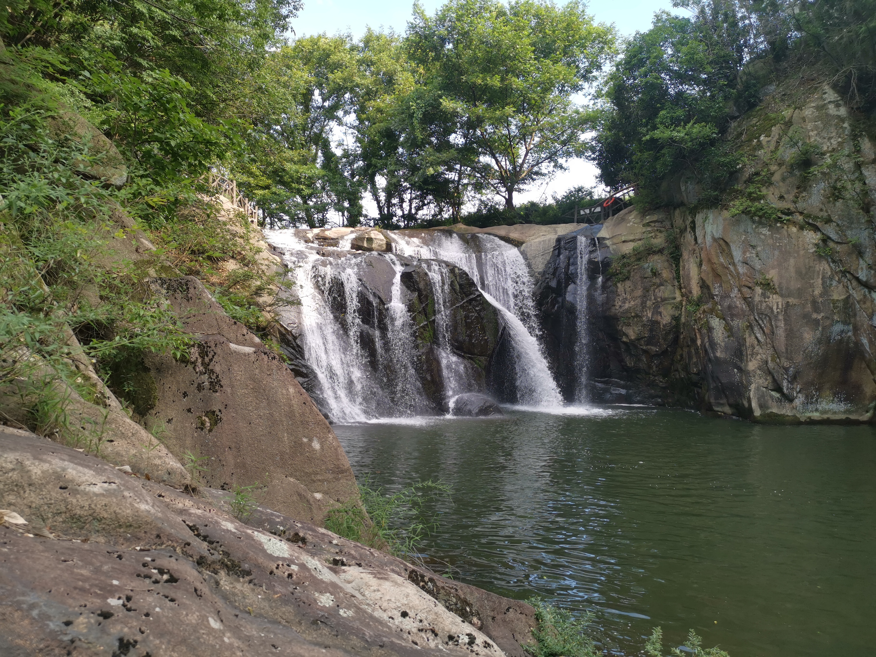 新县景区图片大全新县滴水崖新县旅游景点信阳龙潭瀑布烈日炎炎图片