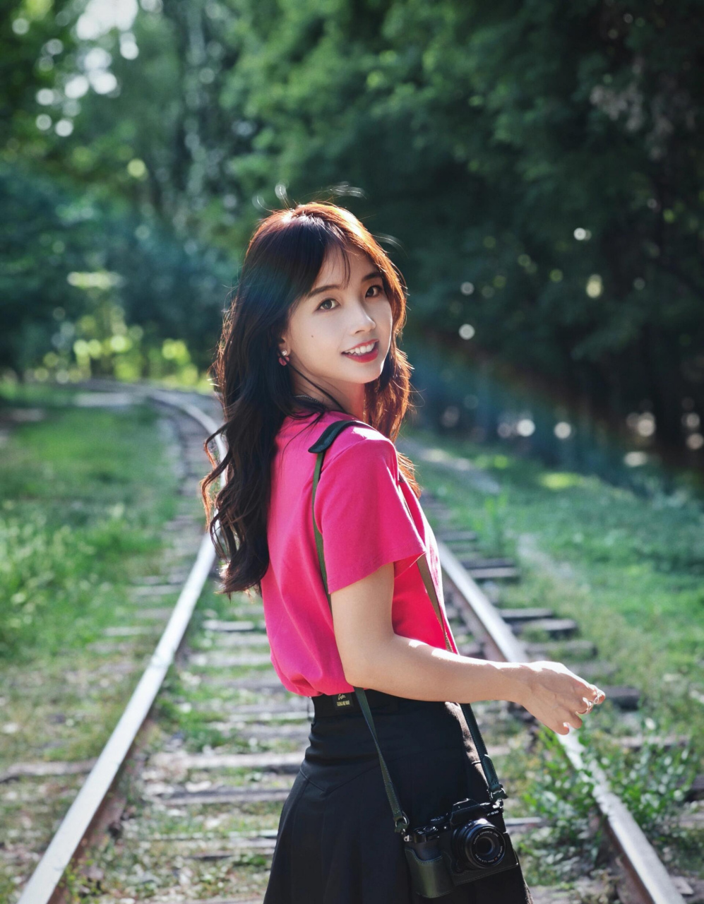 王冰冰,红色短袖上衣搭配黑色短裙,清新迷人!