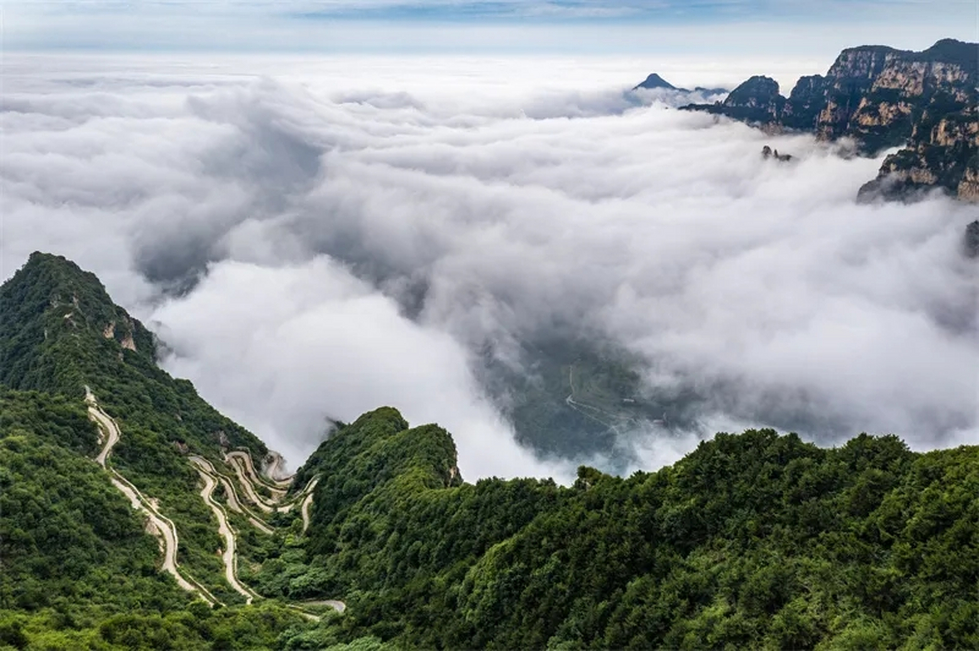 安阳太行山天空之眼图片