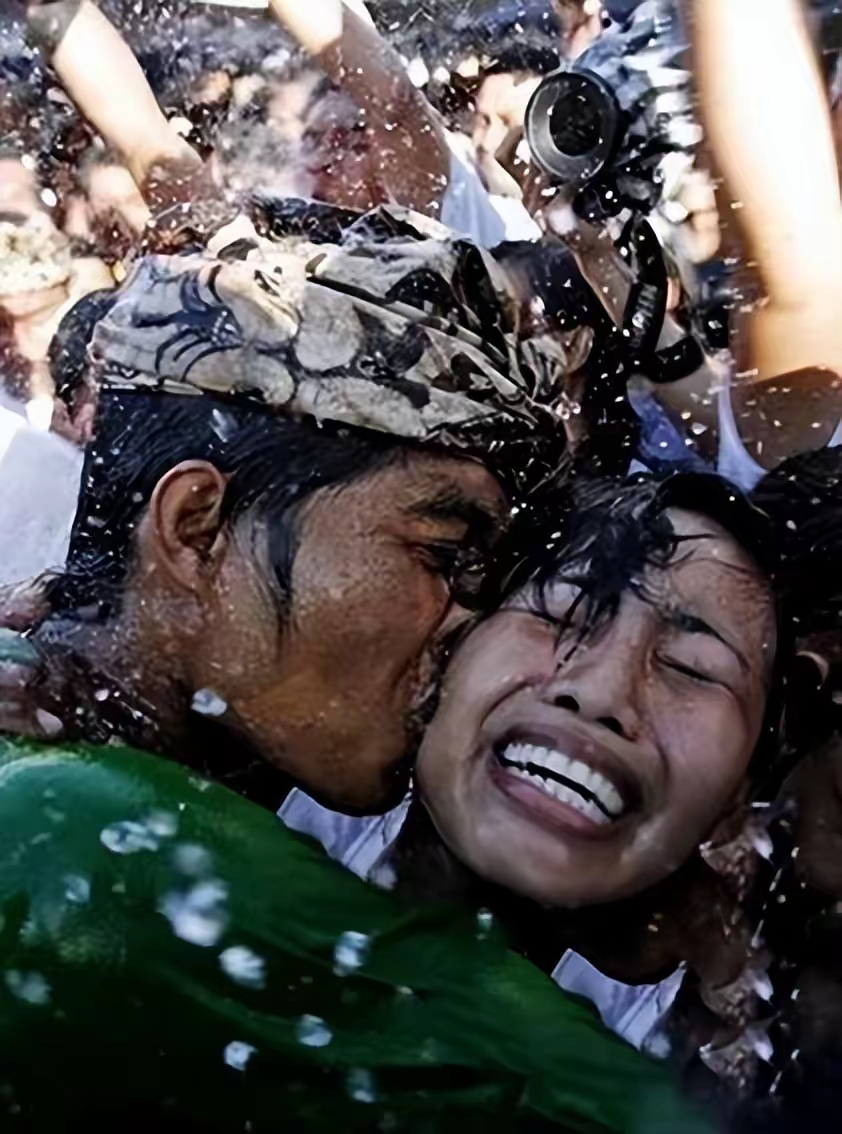 在印尼的巴厘岛居民大多信奉印度教,他们认为,节日当天的每一次亲吻