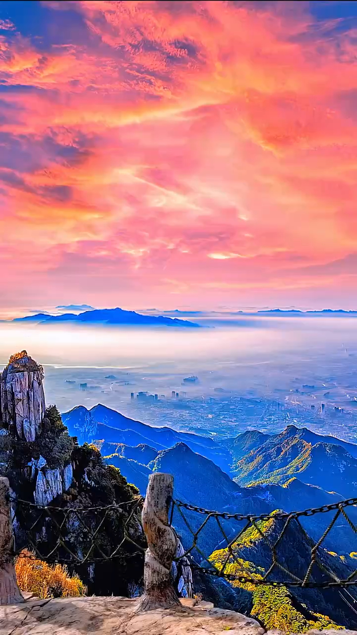 泰山巍峨耸立,云海翻涌,登顶远眺,感受大自然的壮阔与神奇.