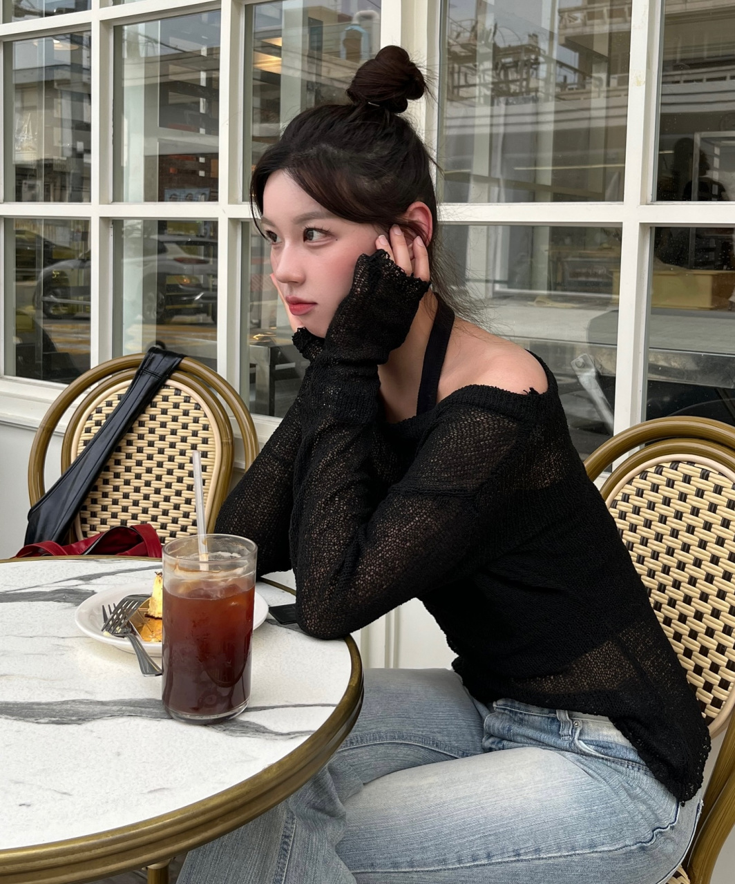 黑色露肩上衣 浅蓝色牛仔裤=简约优雅    黑色露肩上衣:展现女性魅力