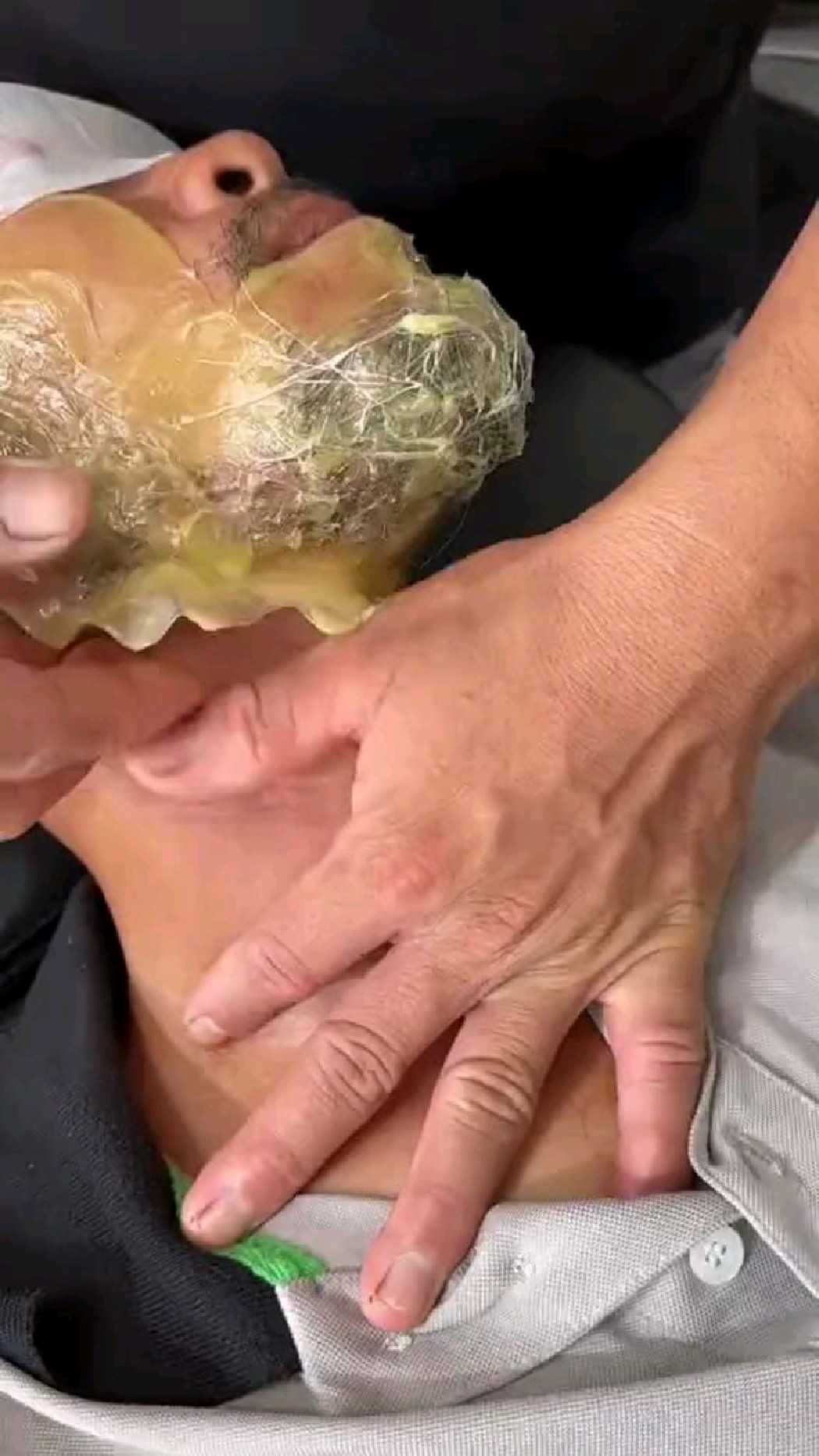 这位大哥拔胡子好厉害!全程一声都不吭的!