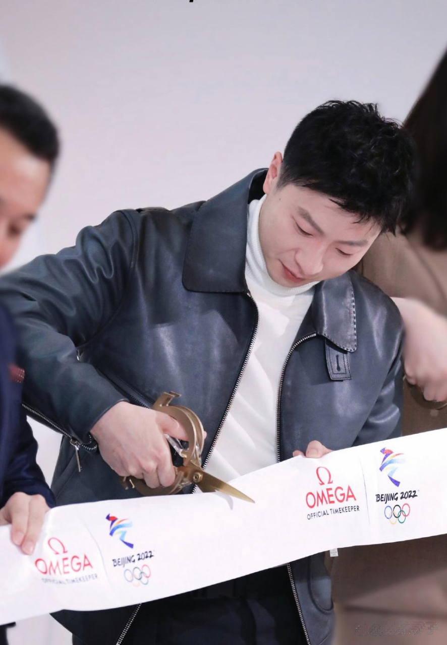 马龙这灿烂的笑容,代表着乐观自信,让人赏心悦目.