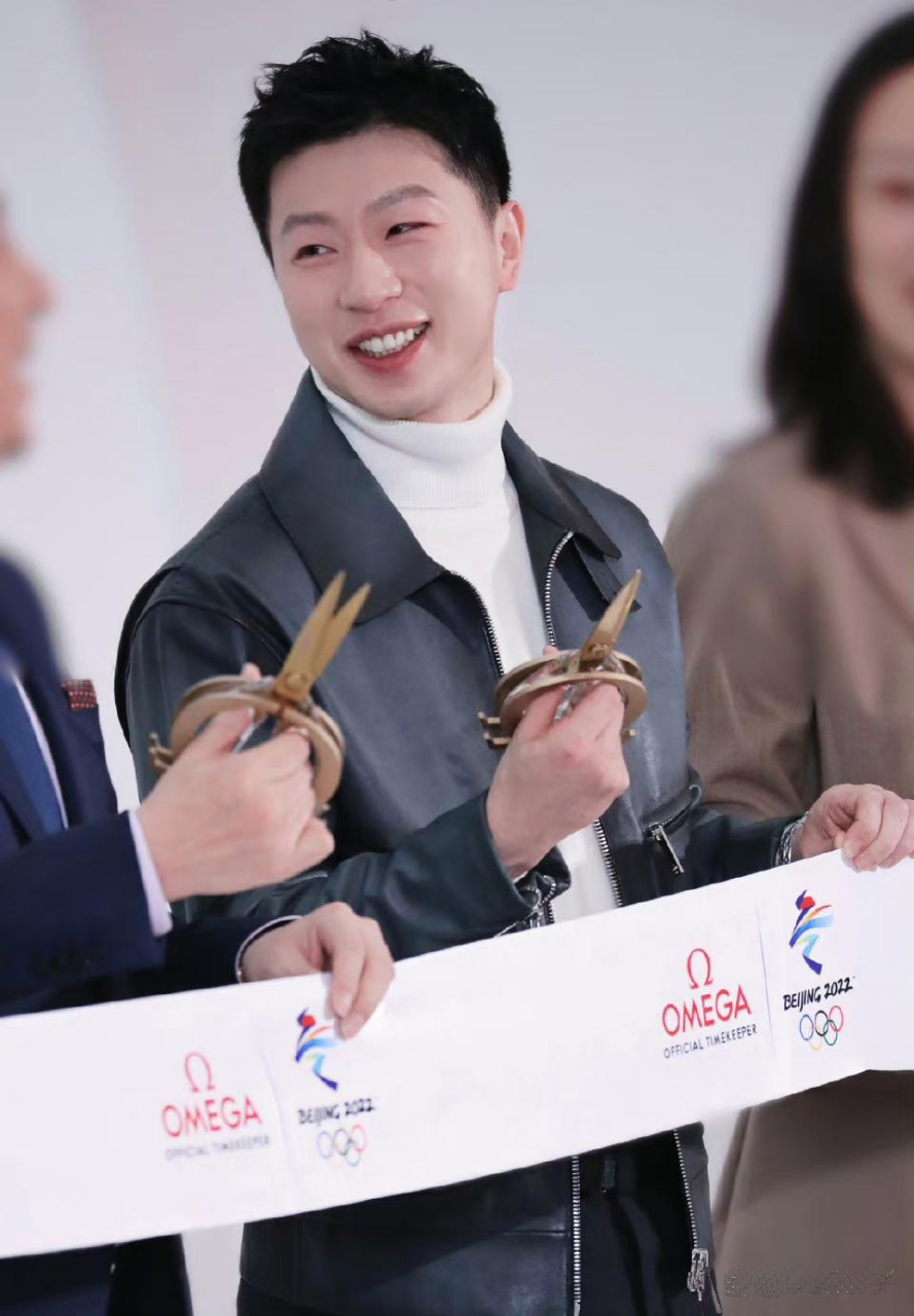 马龙这灿烂的笑容,代表着乐观自信,让人赏心悦目.