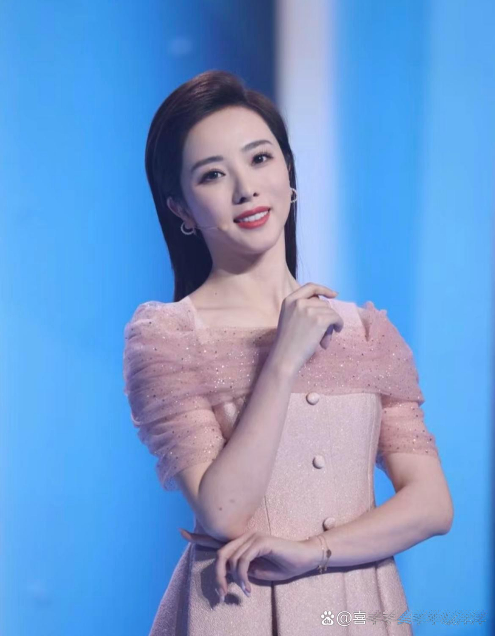 李思思,大家可能都知道她是个主持人