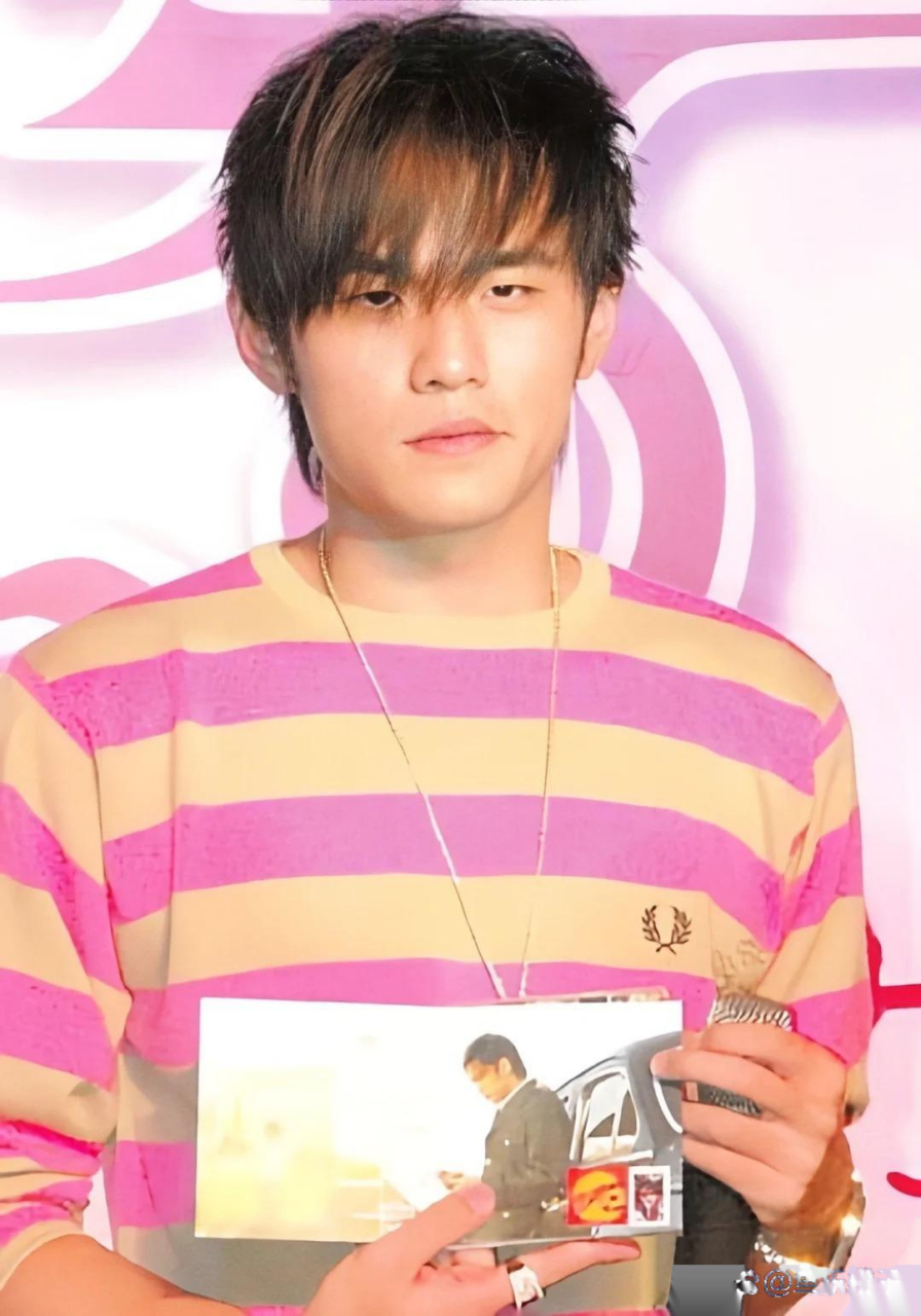 2004年周杰伦《七里香》专辑大卖庆功会,那时候的周杰伦非常青涩稚嫩