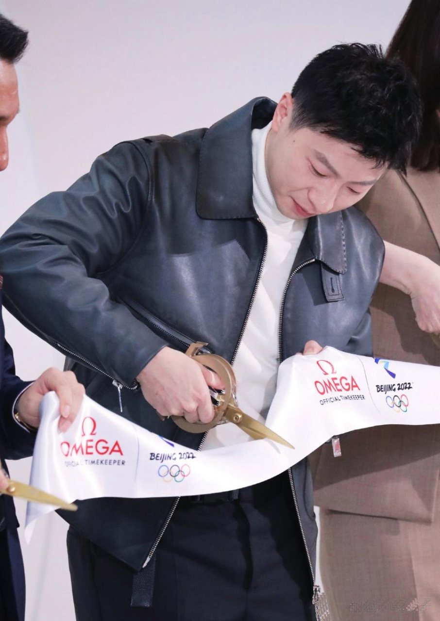 马龙这灿烂的笑容,代表着乐观自信,让人赏心悦目.