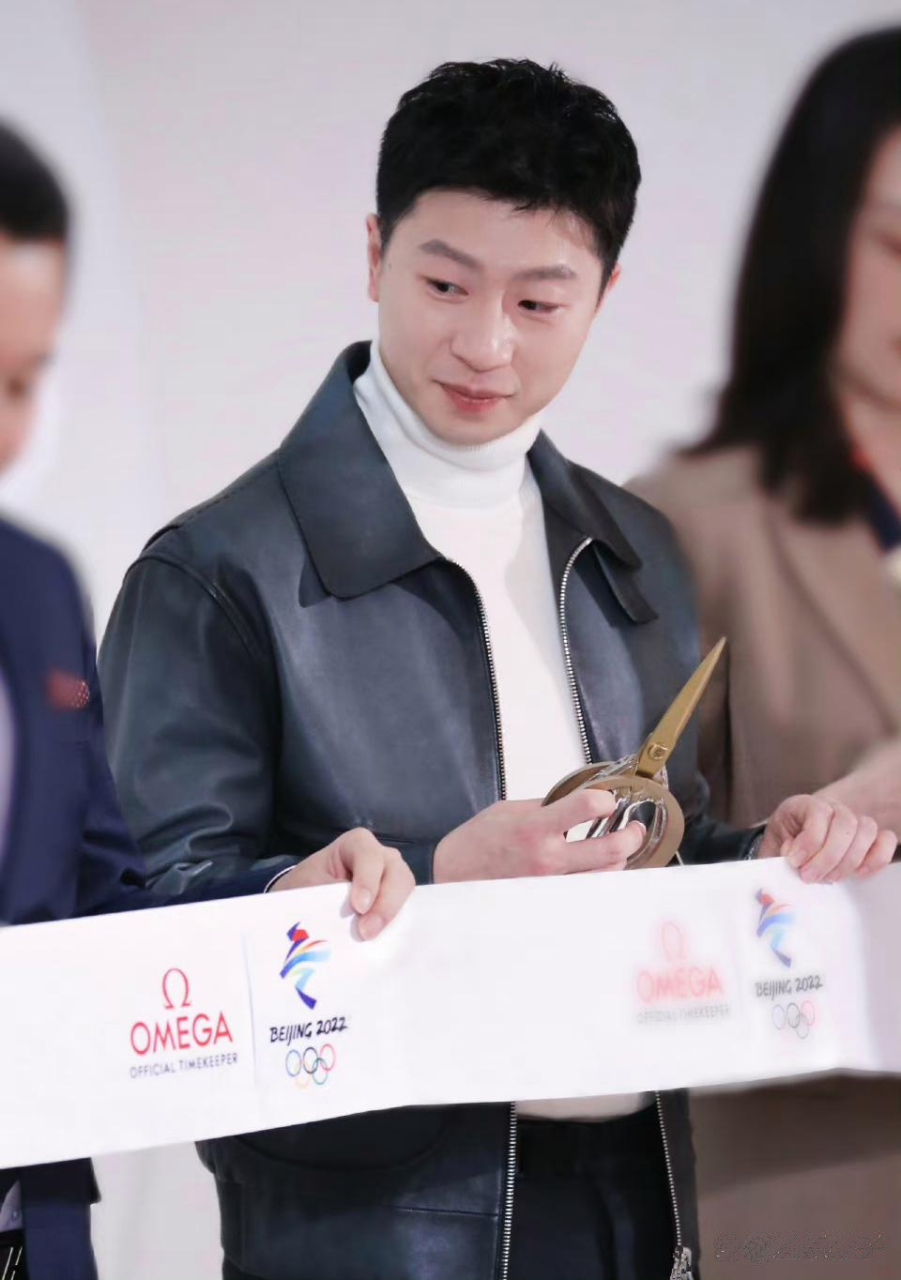 马龙这灿烂的笑容,代表着乐观自信,让人赏心悦目.