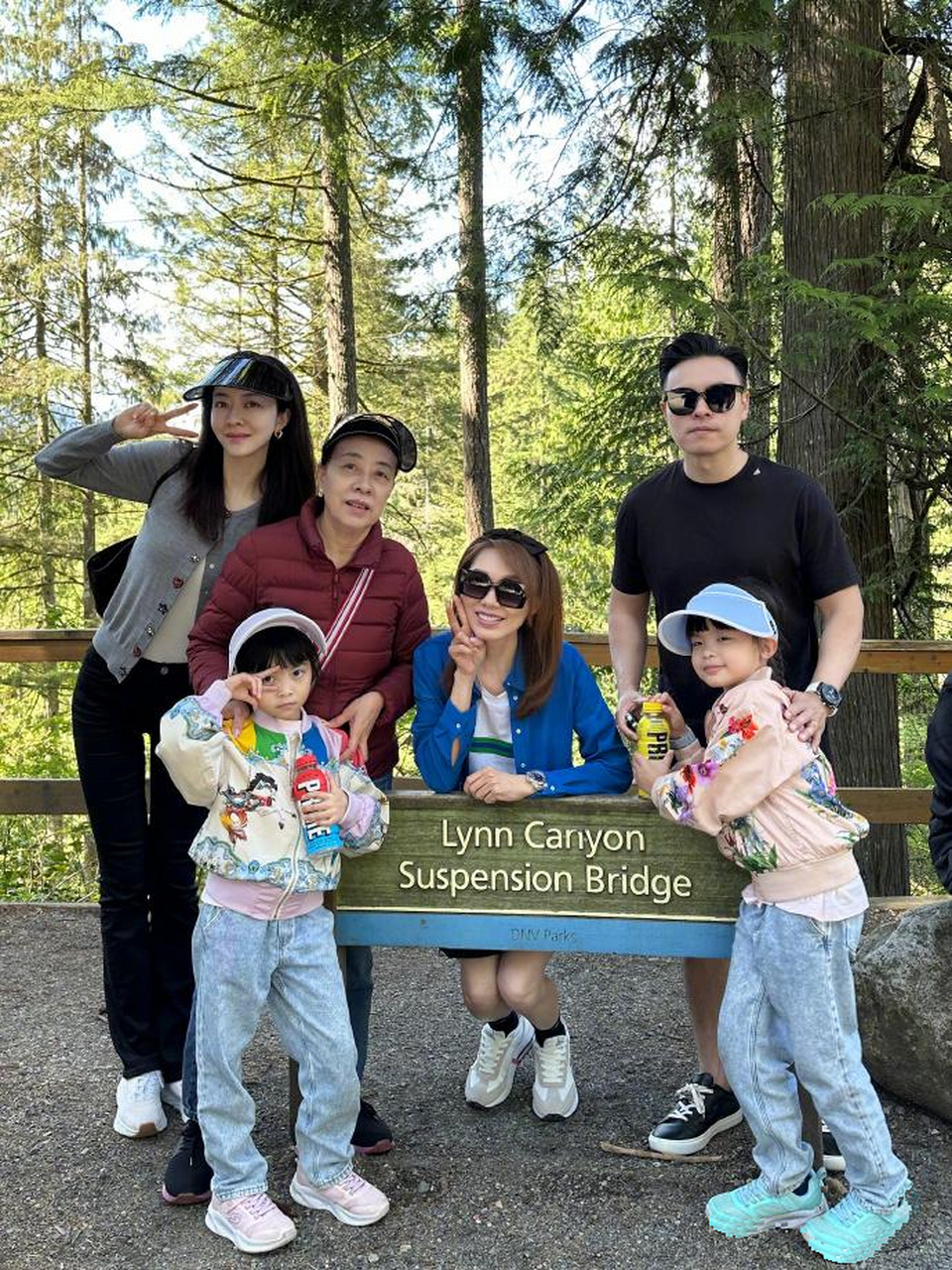 熊黛林一家出去玩了,lynn皮肤真好比郭富城的老婆还要好看