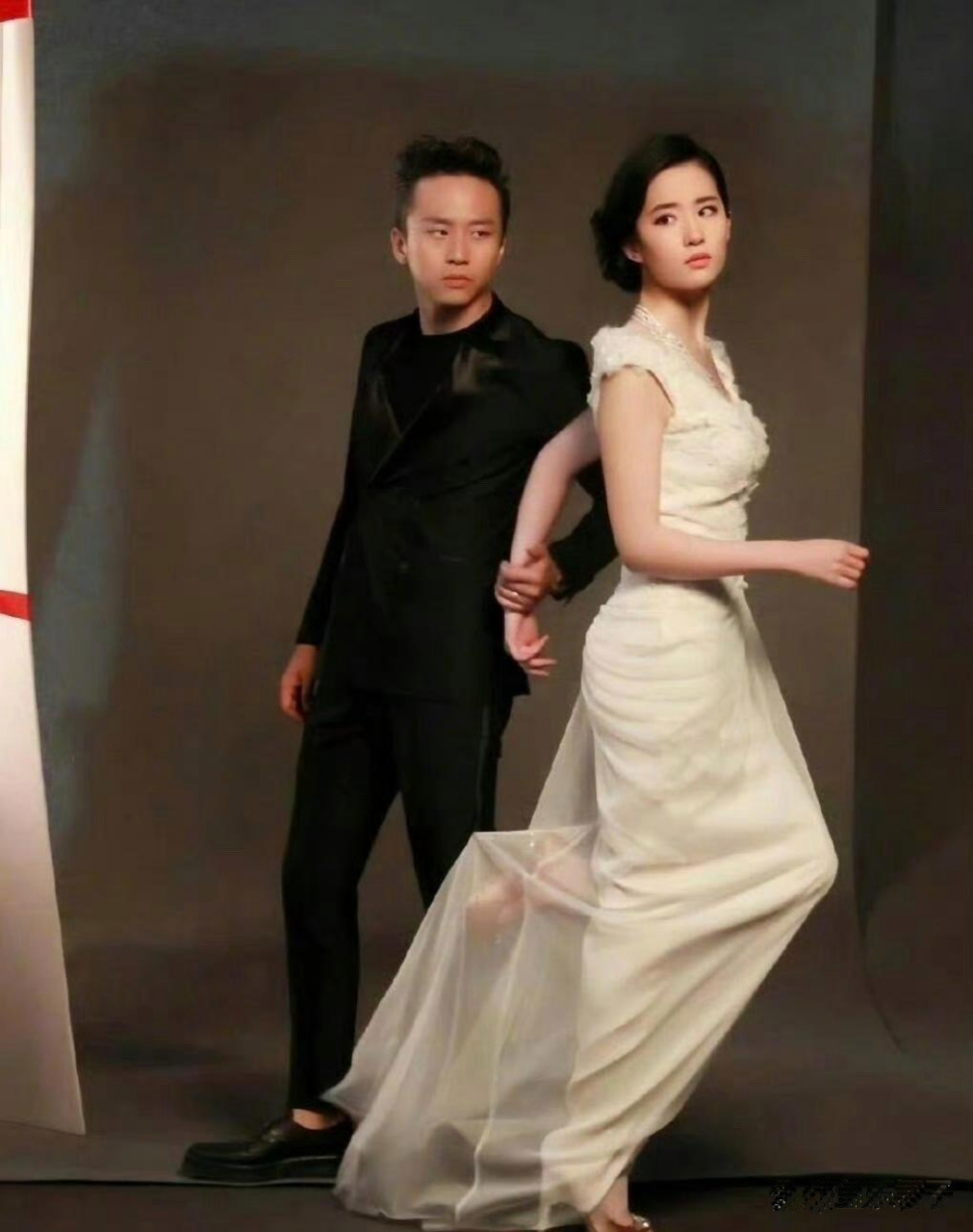 刘亦菲与邓超同框,邓超这表情彻底亮了!哈哈哈!臭摆脸干啥