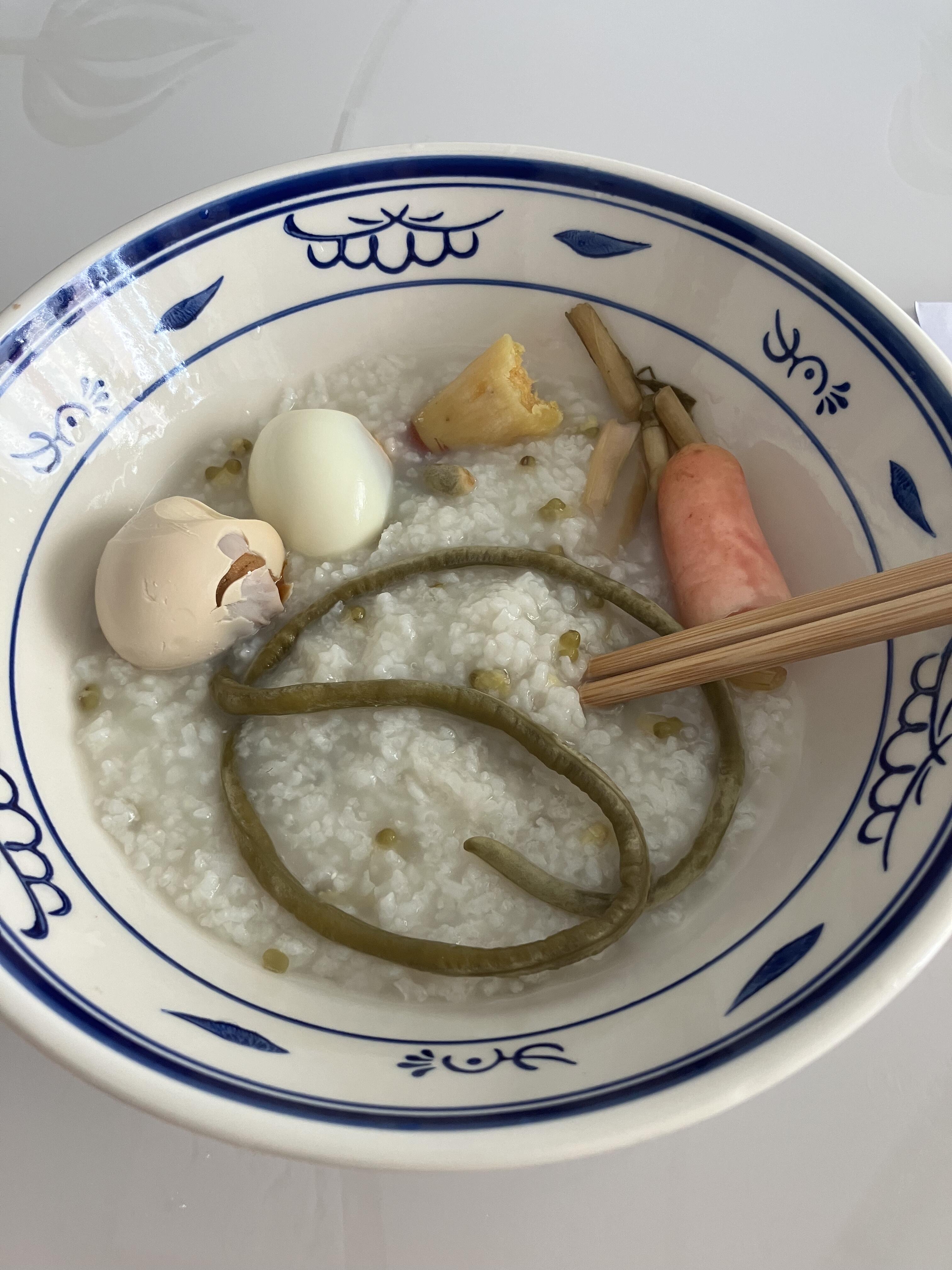 给你们看看在农村的早饭,一碗清稀饭加泡菜和鸡蛋,莫看这没啥花样