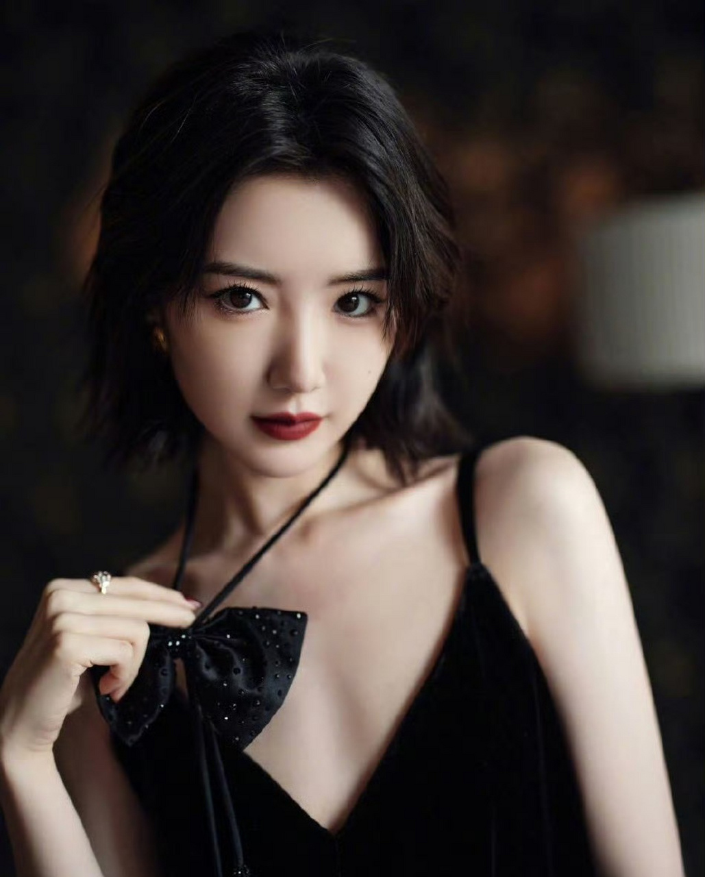 毛晓彤,黑色吊带露背裙,黑色蝴蝶结更显性感迷人!