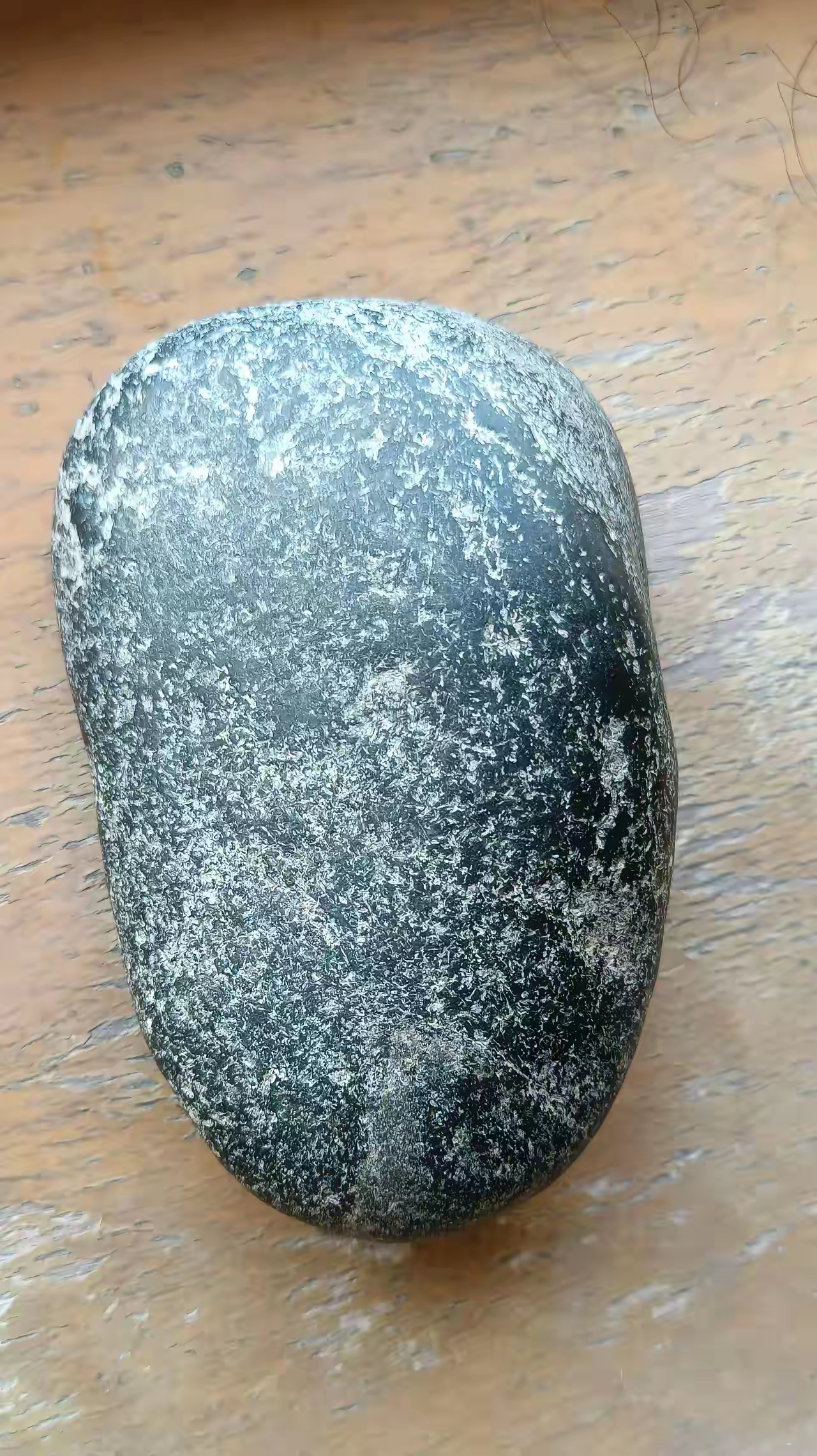打灯不透光,比重大,硬度高,密度约3.0