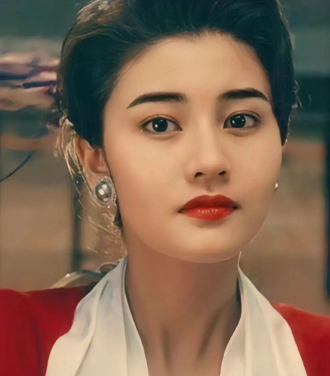 李嘉欣,这个名字如同璀璨的星辰,在演艺界的天空中闪耀着独特的光芒.