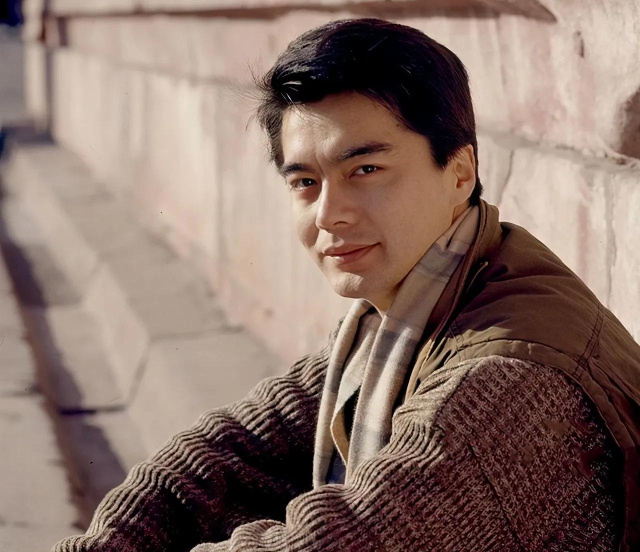 演员许亚军:三婚三离,4婚娶小12岁张澍,拍戏挣的钱都上交给她