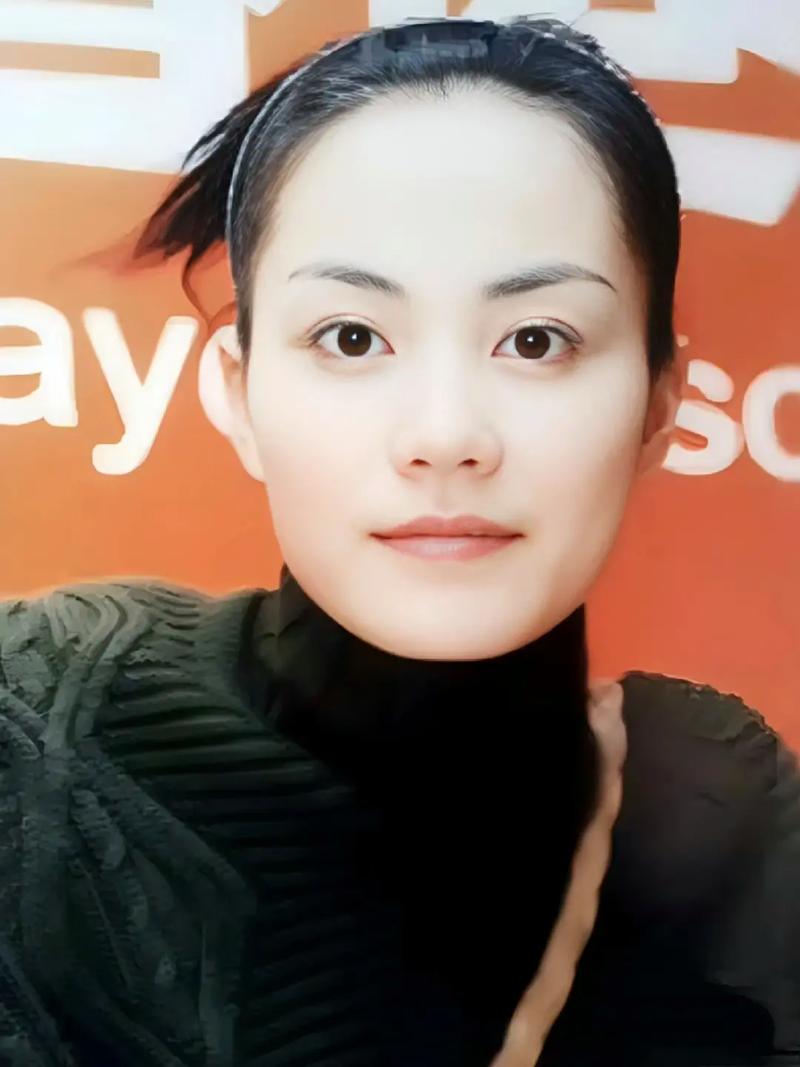 曝王菲女儿李嫣第四次手术,公开术后照片惹心疼,嘴巴缠满纱布