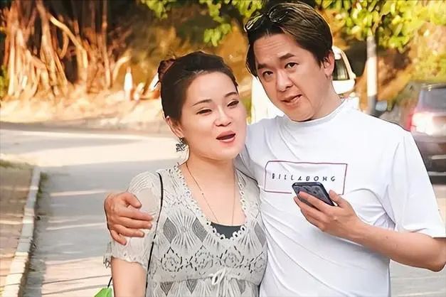 4女共侍一夫?57岁邓兆尊被曝挽新女友逛街,网友:公认好男人