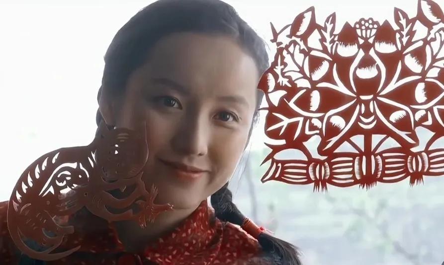 "村花"千万别乱演,有人娇俏灵动,有人却像被炮炸过一样!