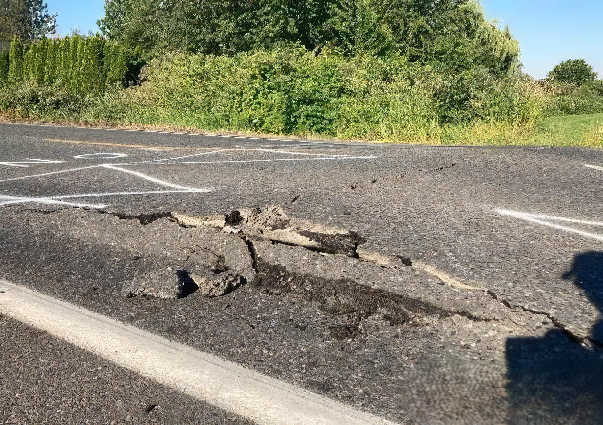 河南45℃的高温,马路热裂,数百万亩地无法耕种,人们跪地求雨