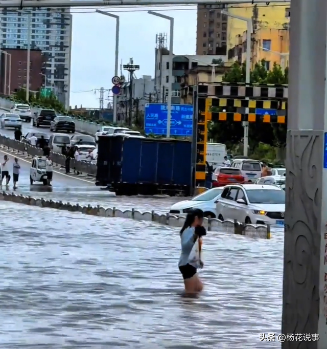 河南商丘下大暴雨,本地人不救洪,反而玩了起来,评论区已经沦陷