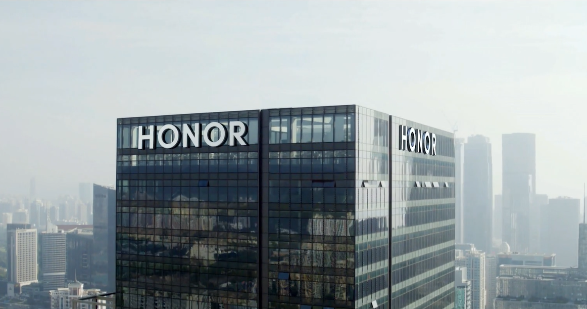 荣耀ceo赵明得罪谁了?有人放大其折叠屏投诉,并进行不公平批评