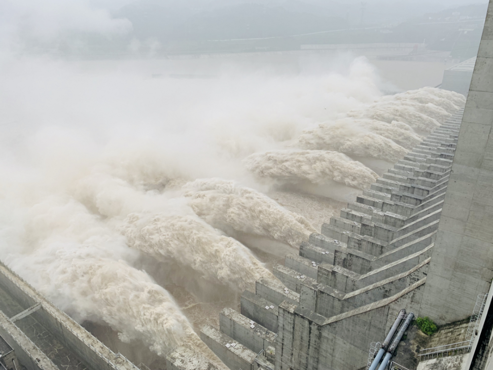 三峡大坝泄洪图片图片