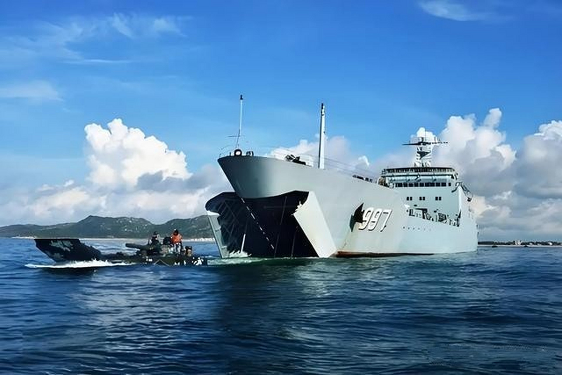 072a型大型两栖登陆舰,自六月以来持续在台湾岛东部海域执行巡航任务