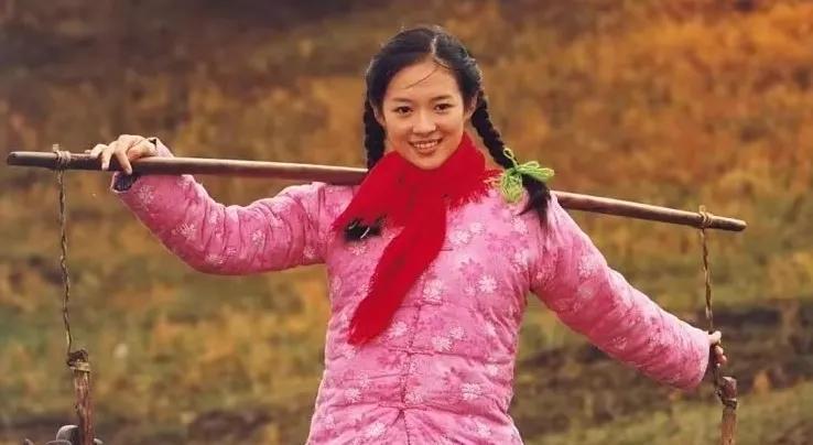 "村花"千万别乱演,有人娇俏灵动,有人却像被炮炸过一样!