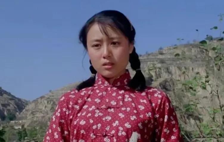 "村花"千万别乱演,有人娇俏灵动,有人却像被炮炸过一样!