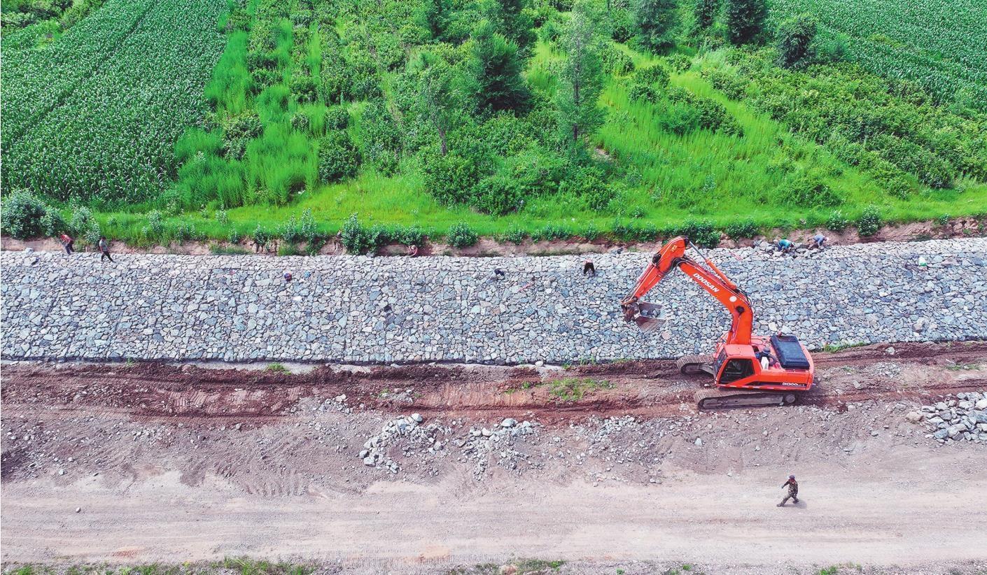 加快建设防洪河堤    7月16日,在朝阳市大凌河双塔区段河套治理工程