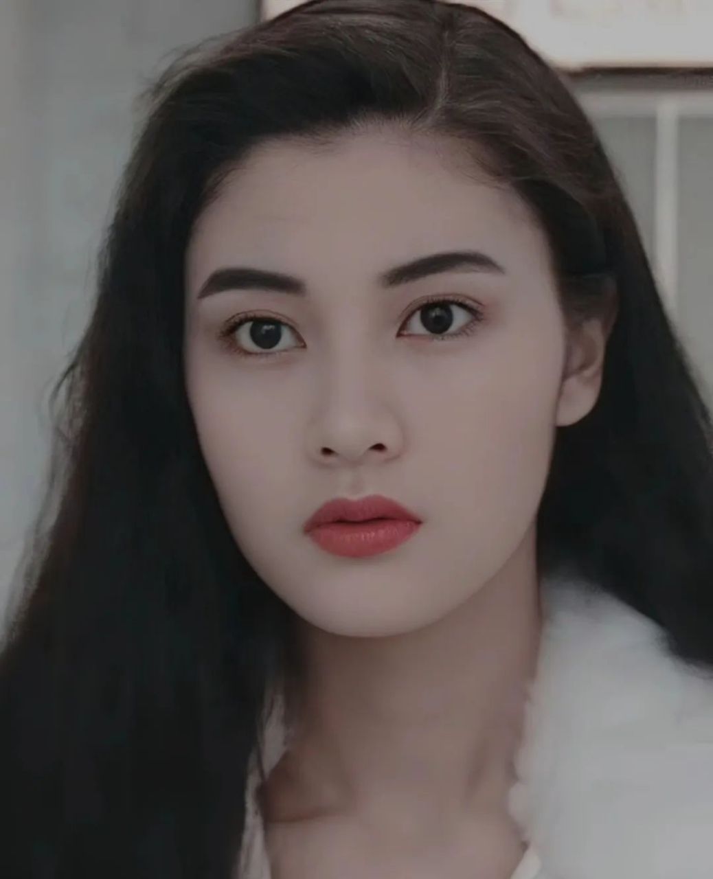 李嘉欣,这个名字如同璀璨的星辰,在演艺界的天空中闪耀着独特的光芒.