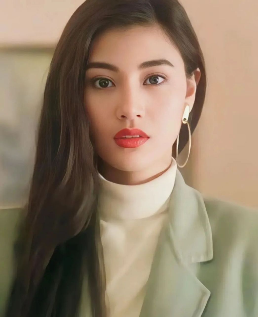 李嘉欣,这个名字如同璀璨的星辰,在演艺界的天空中闪耀着独特的光芒.