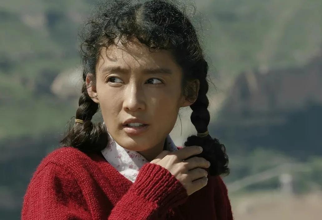 "村花"千万别乱演,有人娇俏灵动,有人却像被炮炸过一样!