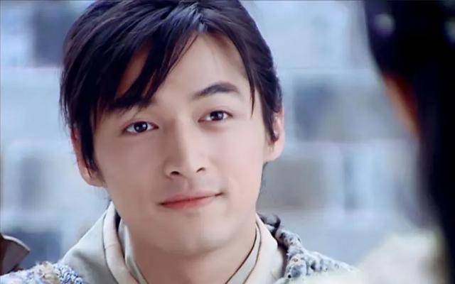 2006年1月,胡歌在古装神话剧《天外飞仙》中饰演童远,并演唱插曲