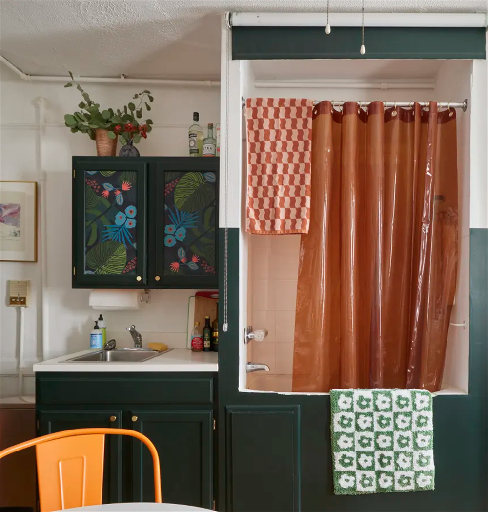 他买下22㎡逼仄蜗居,浴缸"藏"在客厅柜子里,家虽小独居却太爽