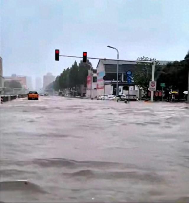河南商丘下大暴雨,本地人不救洪,反而玩了起来,评论区已经沦陷