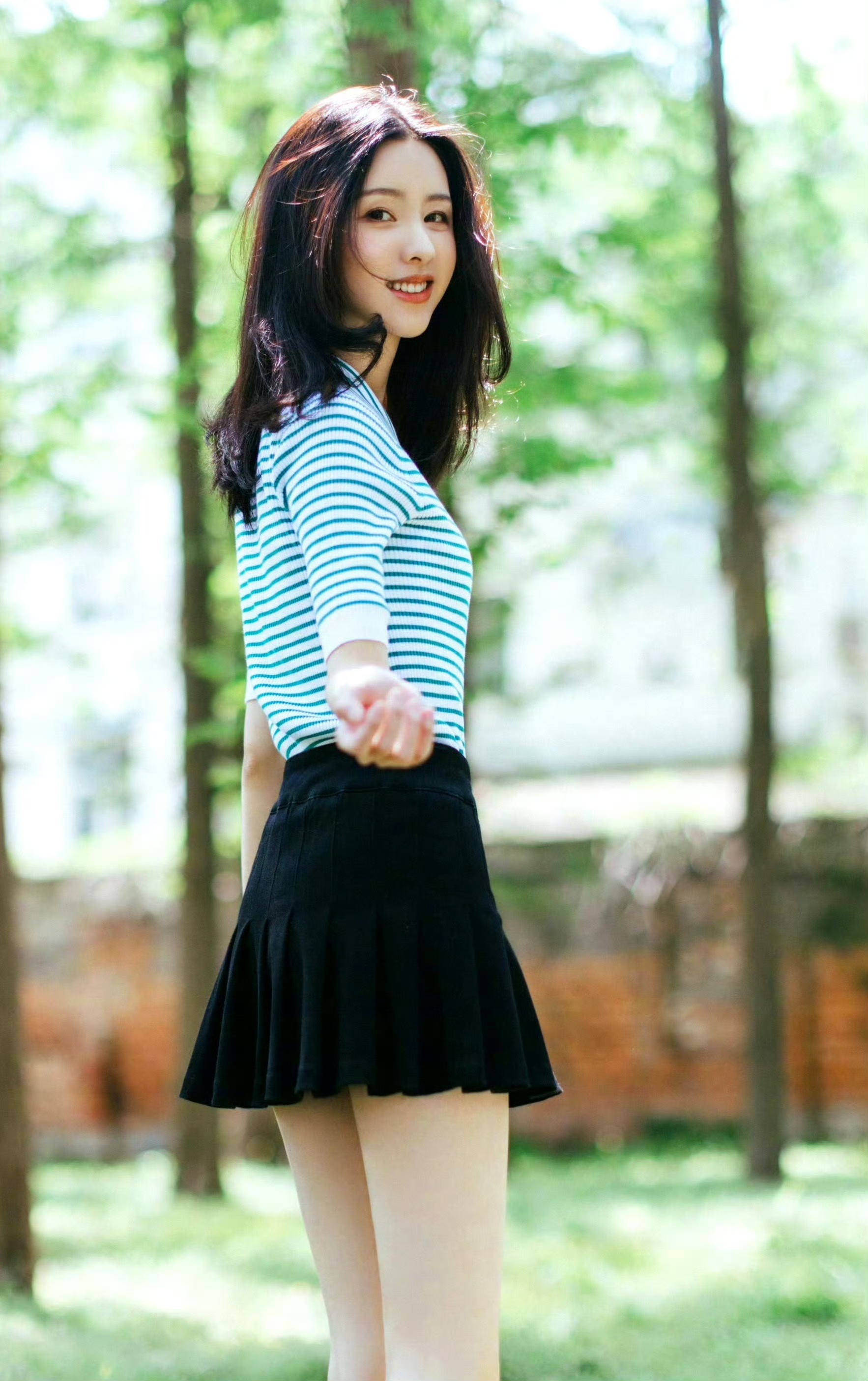 陈都灵白绿条纹短袖上衣搭配黑色短裙超显大长腿美美美
