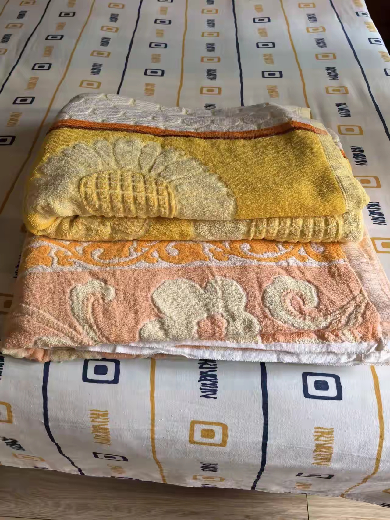 八十年代的洗衣机是半自动的双缸洗衣机洗衣桶与甩干桶都比较小清洗