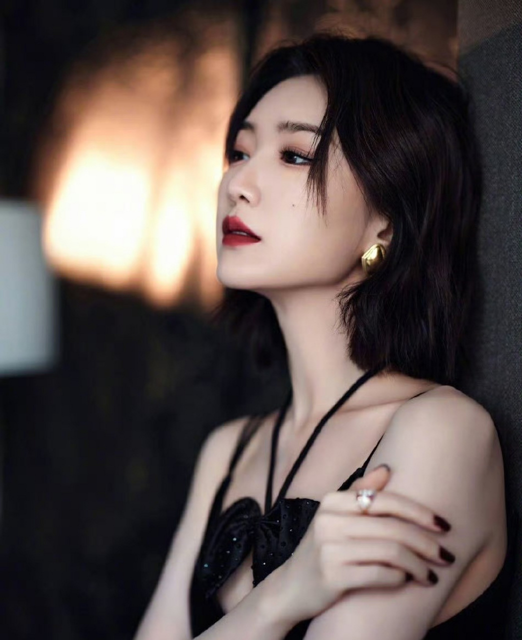 毛晓彤,黑色吊带露背裙,黑色蝴蝶结更显性感迷人!