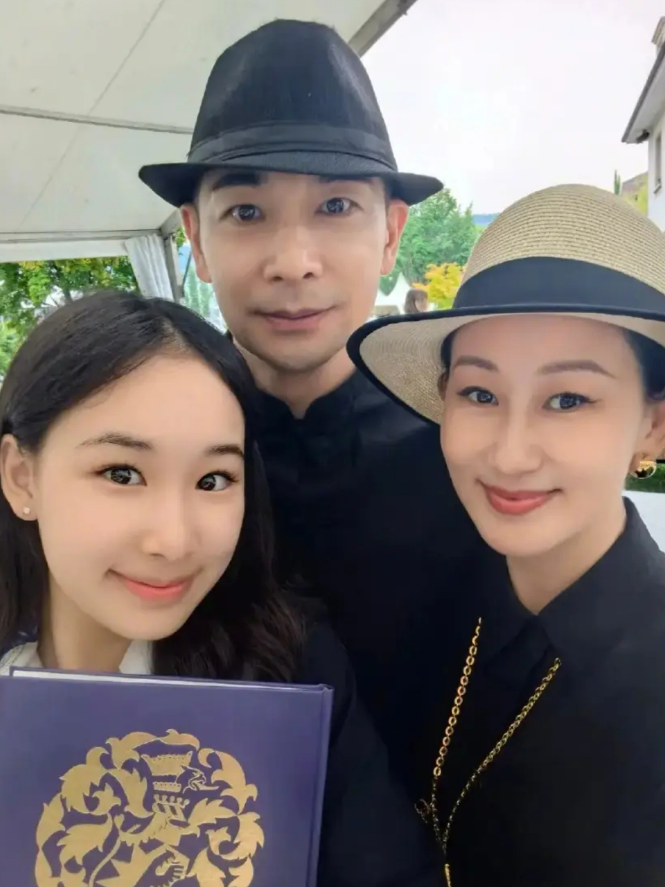 赵文卓与妻女合照