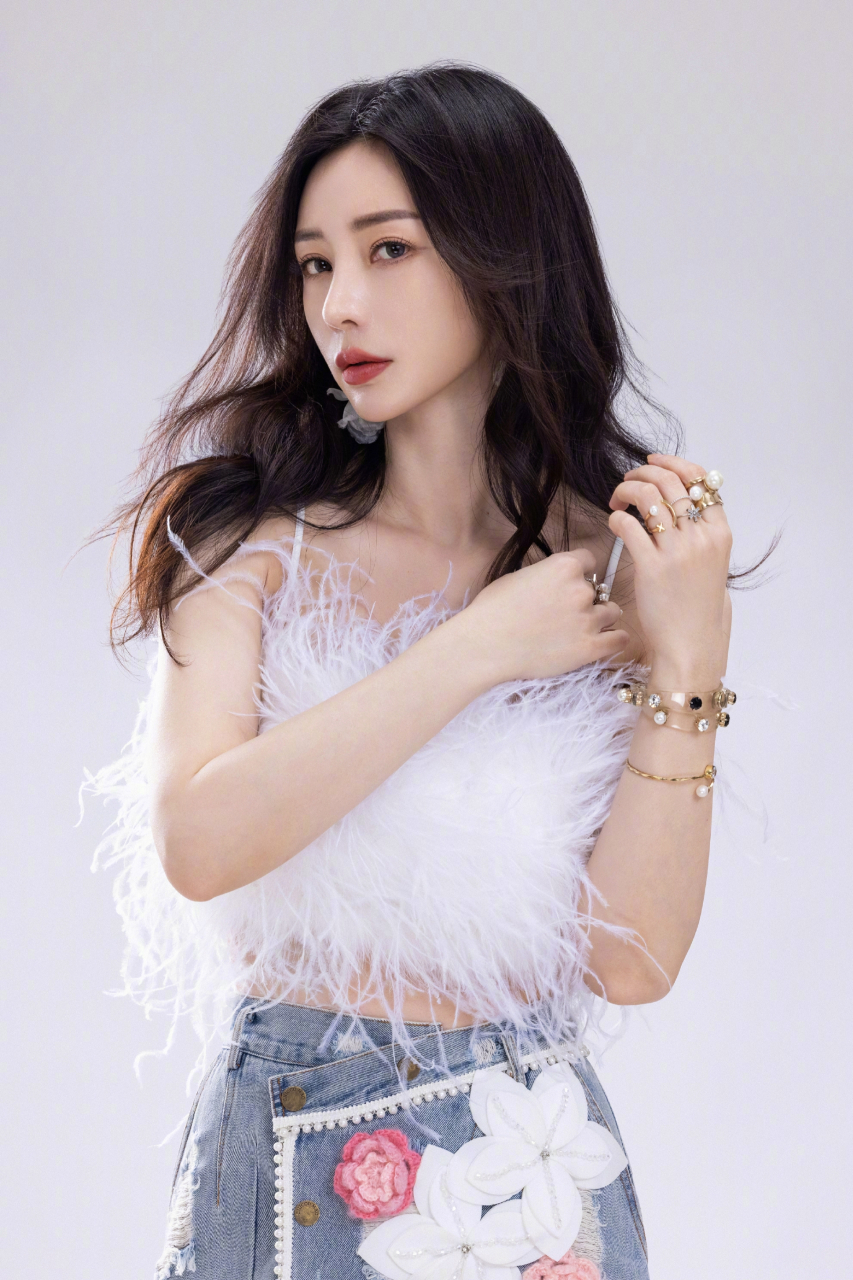 柳岩新造型抢镜:羽毛小吊带展露迷人肩线,绣花牛仔裙凸显艺术品味