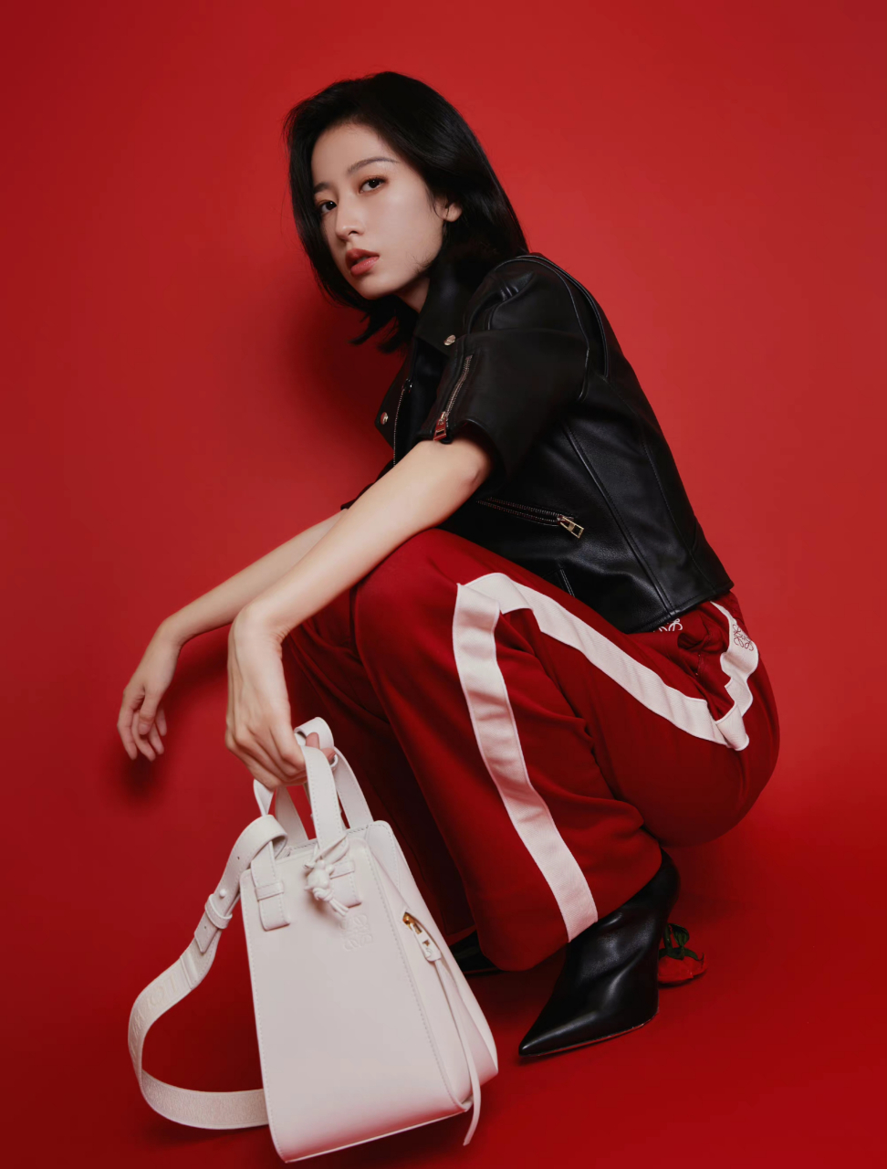 周雨彤的穿搭简约透着几分帅酷.