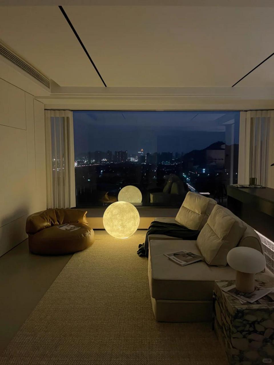 霸总风的家 夜晚的氛围真的好绝🌃 果然家中的浪漫时刻还是要等到