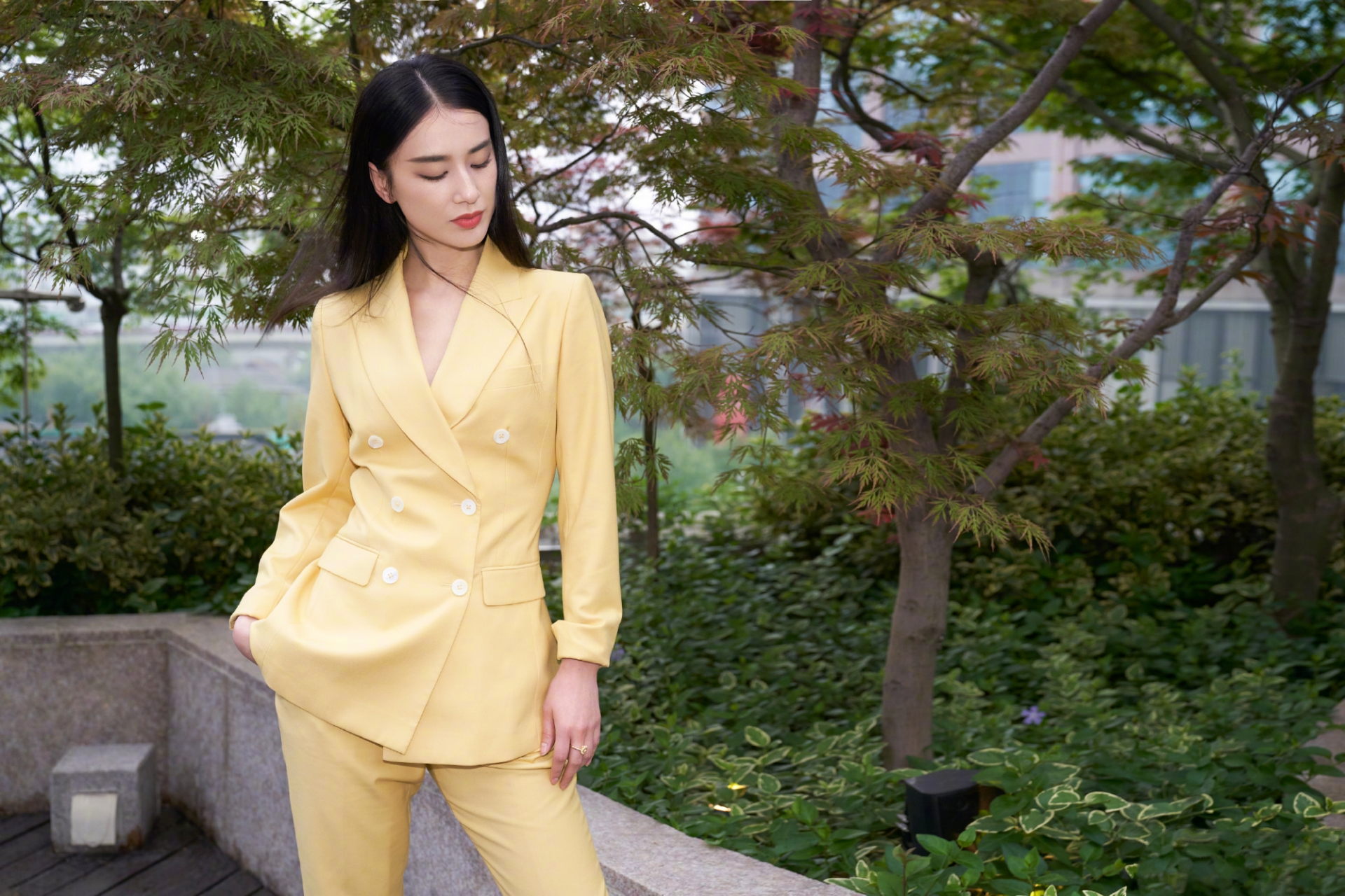 黄圣依的黄色西服套装,气场很足,干练优雅,还带着黄色的活泼,鲜亮