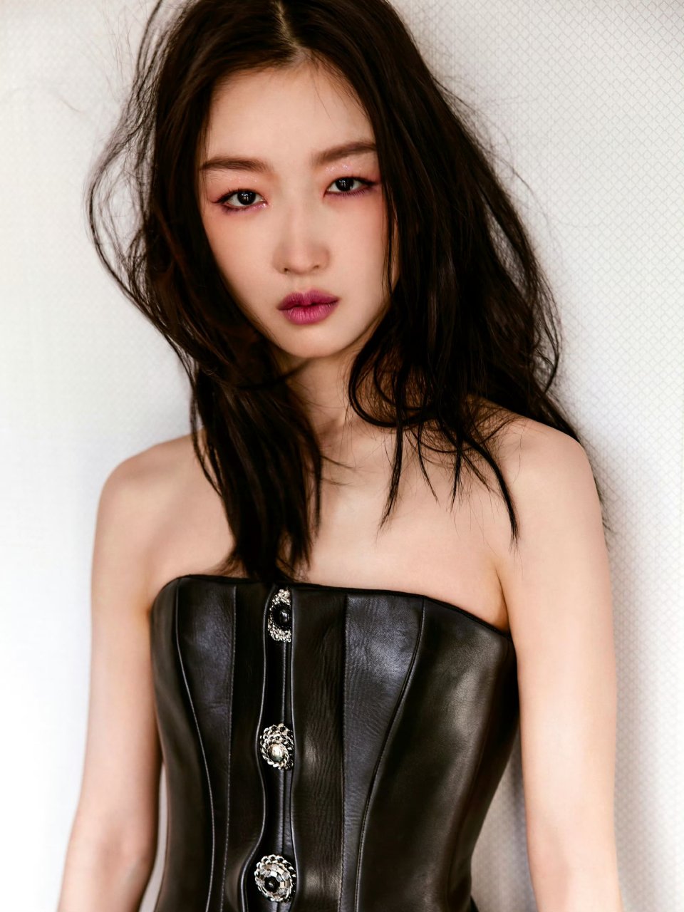 周冬雨的穿搭黑白撞色还有皮革材质增加质感.