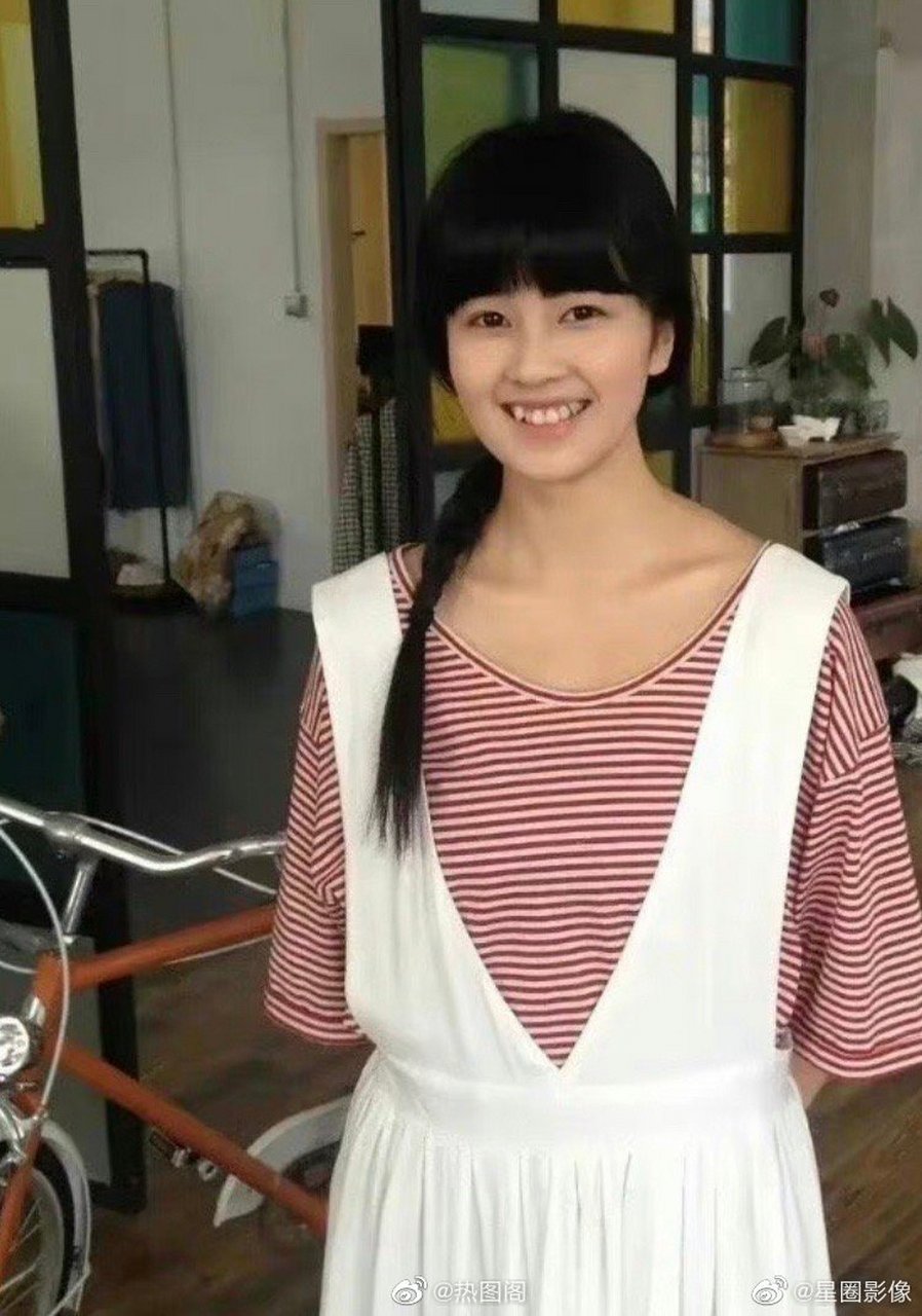 白鹿三个时期的照片,小时候 成名前 名声大噪之后.真女大十八变了吧!